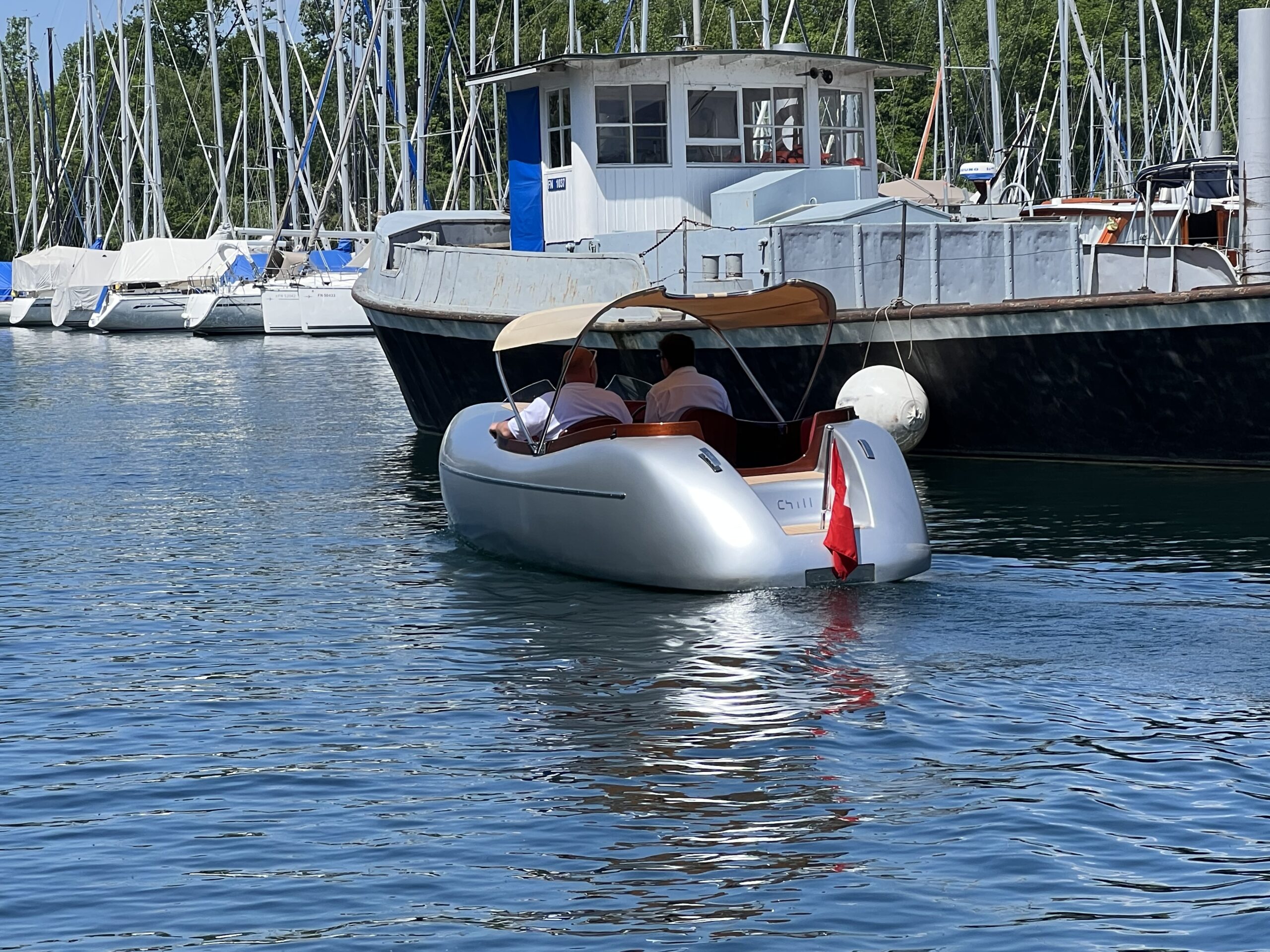 kleines silbernes E-Boot zur Fachmesse Interboot am Bodensee in Deutschland