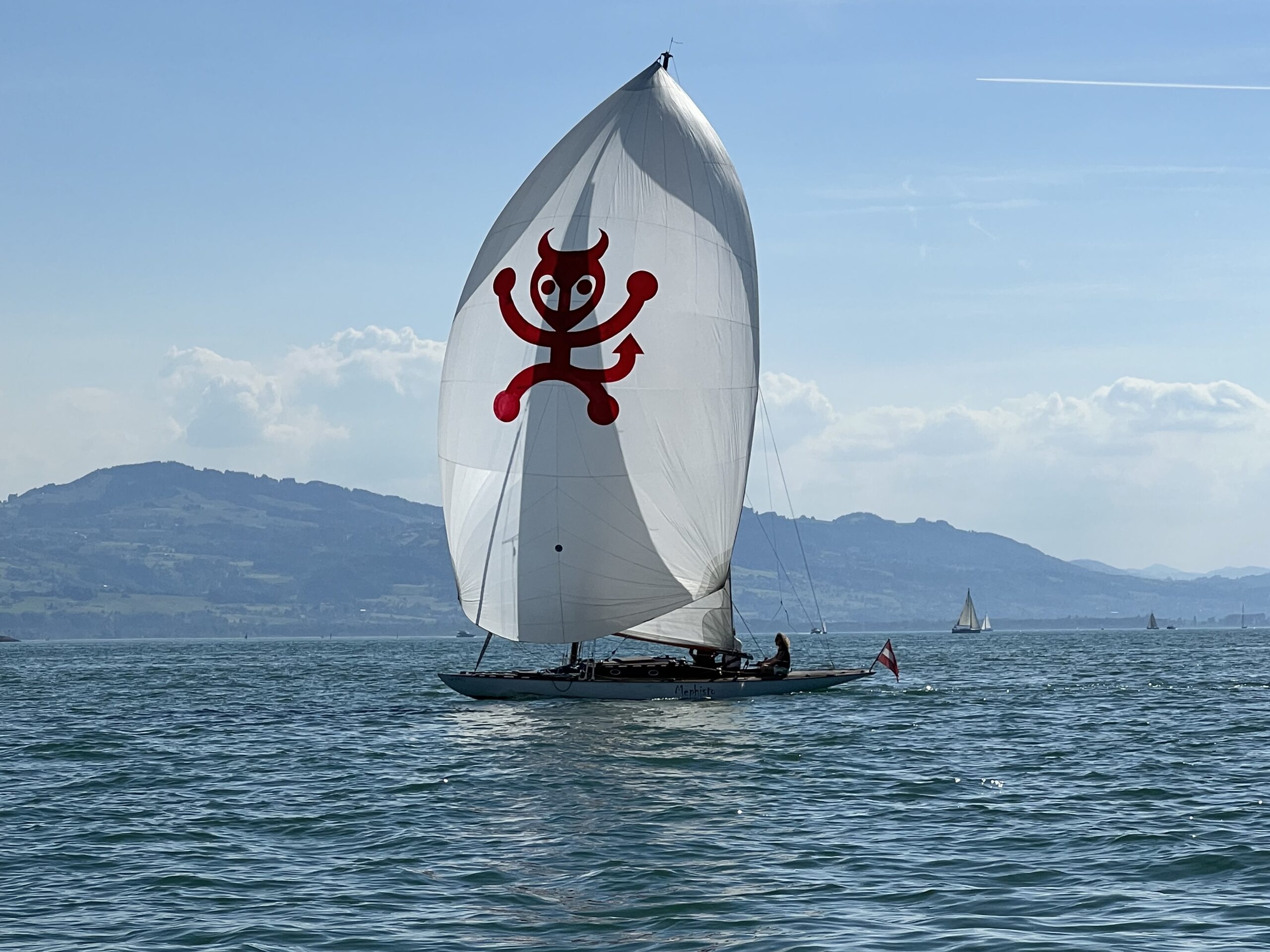 privates Segelboot auf dem Bodensee unter Segel
