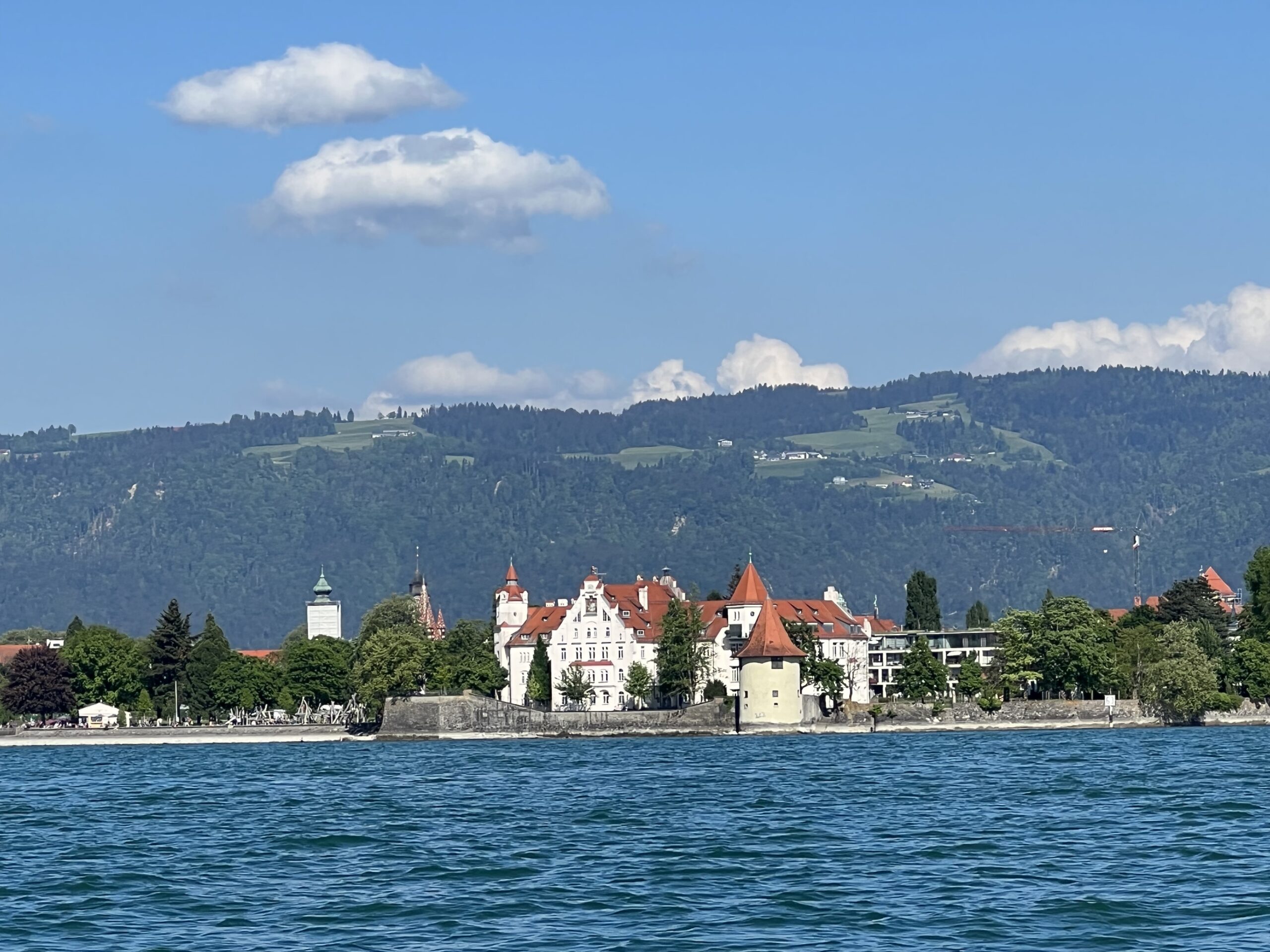 Historischer Ort am Bodensee vom Wasser aus betrachtet (Wasserburg?)